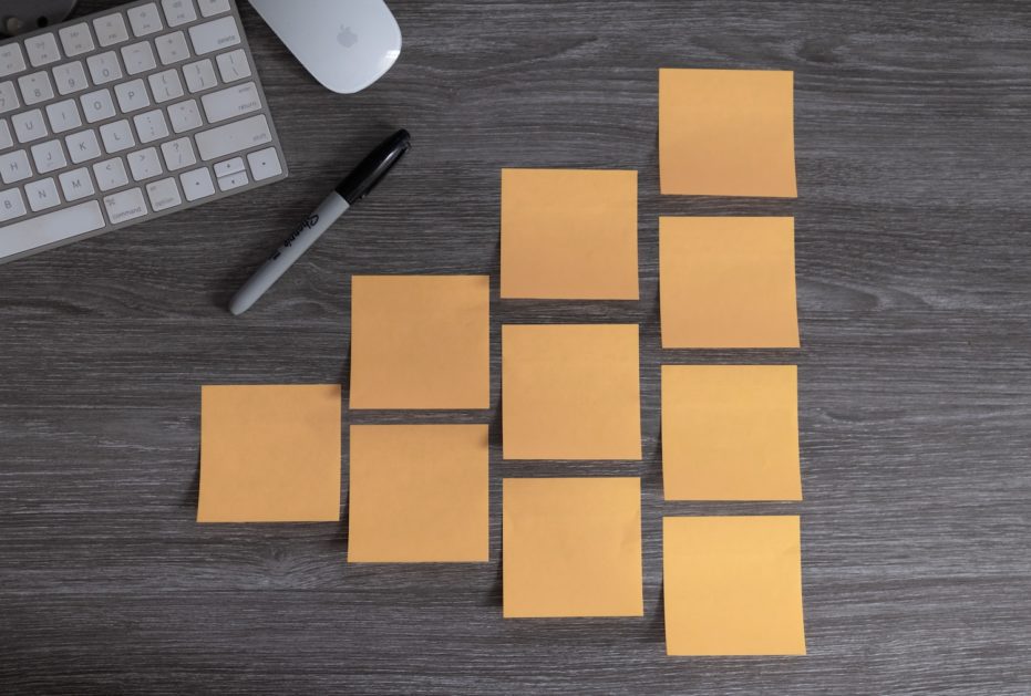 una lluvia de ideas lluvia de ideas con post-its